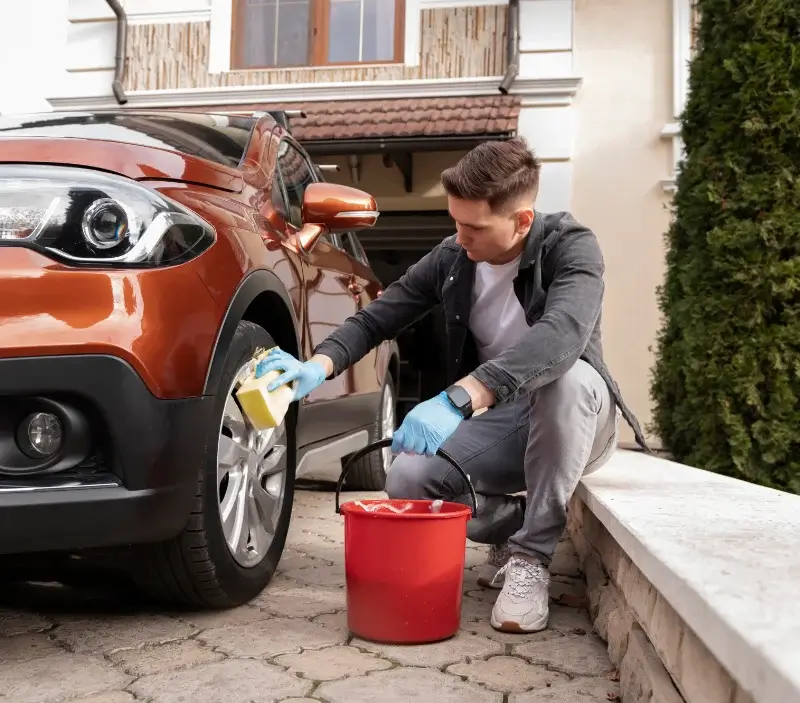 Lavage auto à domicile Pressigny : professionnel intervenant sur un véhicule